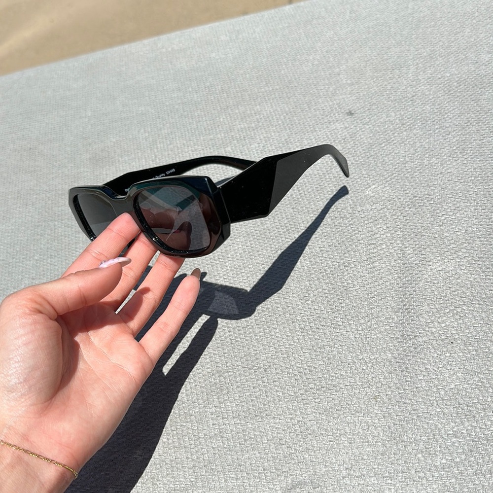 Super cute “Prada” shaped glasses
